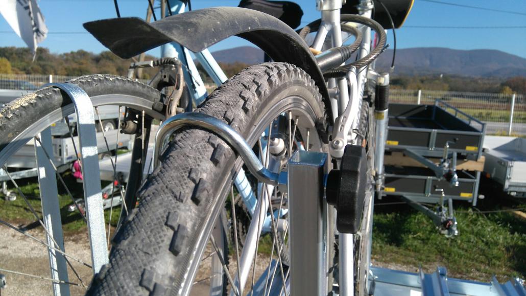 El remolque puede transportar de 12 a 15 bicicletas en posición horizontal